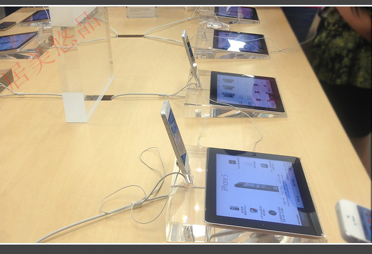iPhone-iPad-2-acrylic-Apple-Store-Display2_11