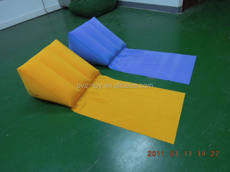 プロモーションインフレータブル枕を群がっくさび状の三角形ビーチバックウェッジ枕ウェッジ枕仕入れ・メーカー・工場