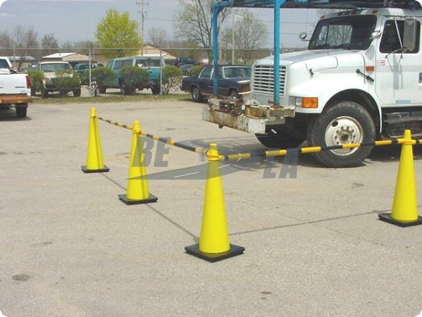 安い価格オーストラリア標準色のついた黒ベースpvc道路安全コーン問屋・仕入れ・卸・卸売り