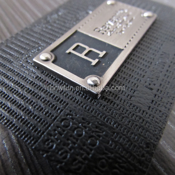 黒debossedの革ラベル衣服のための金属製のラベル付き仕入れ・メーカー・工場