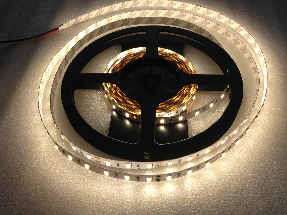 トップ品質ホワイト/warmwhite/赤/緑/青/黄/ rgb 5050 led ストリップ ライト 60 Leds/m dc 12 ボルト/24 ボルト用屋内と屋外使用仕入れ・メーカー・工場