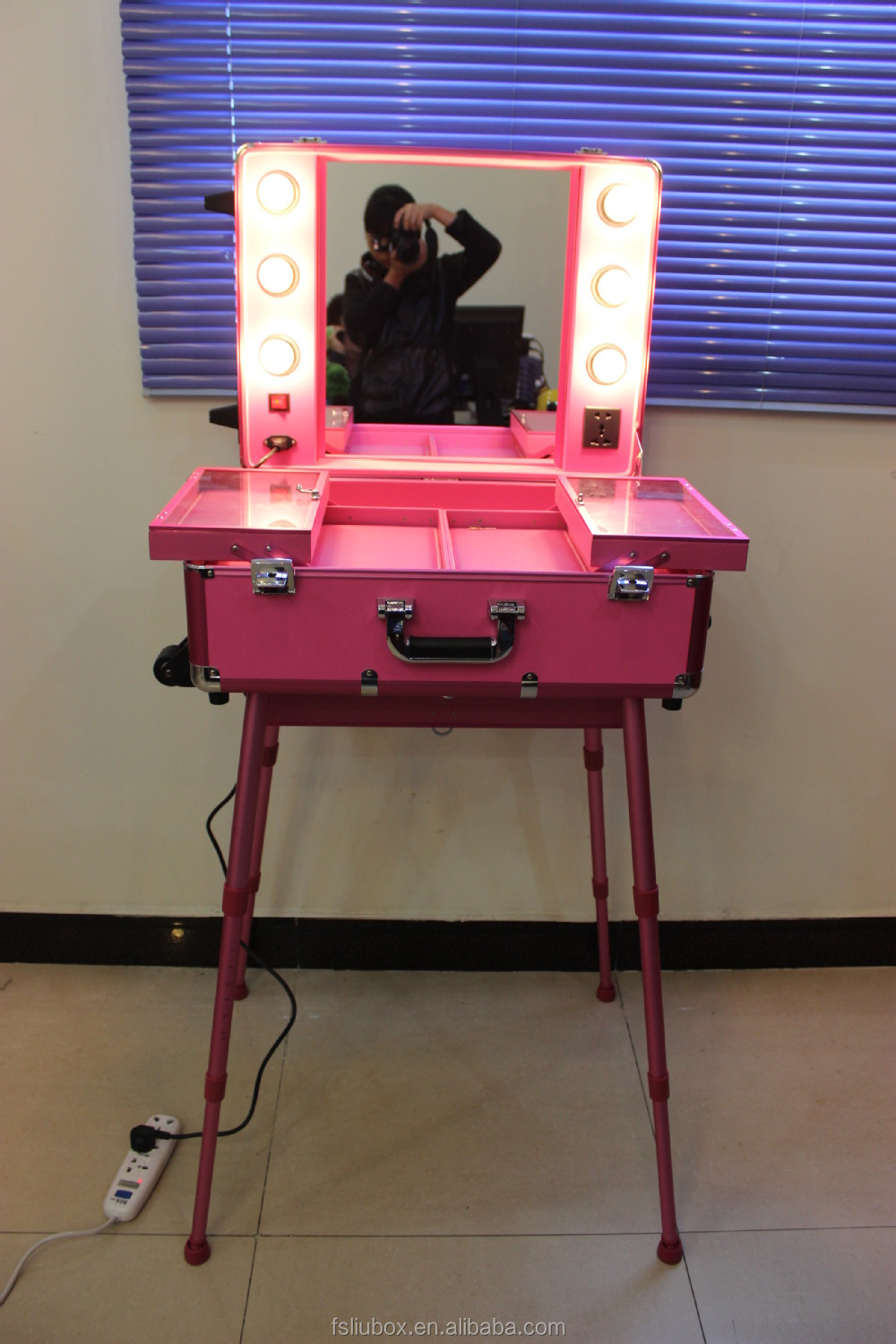 ファッションと美しさのすべてピンクのアルミ化粧品ボックスとライトと車輪が付いているケース鏡メイクアップ仕入れ・メーカー・工場