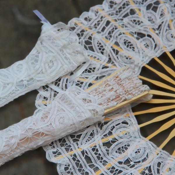 Amelie lace fan with lace cover (3).jpg
