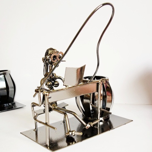 創造的なペンホルダーアイアンマンのピアノ音楽パーソナリティスタイル事務用品新しいモデルのファッションデザイン装飾的な金属工芸品仕入れ・メーカー・工場