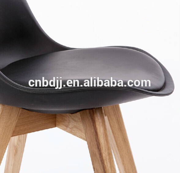 Relajarse silla cuero con patas de roble y madera de haya piernas ...