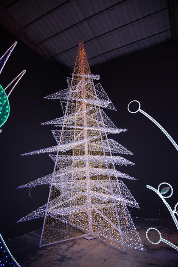 創造的な祭りの装飾的な人工的なクリスマスツリーのためのpe三角形仕入れ・メーカー・工場