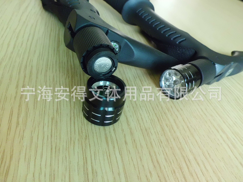 寧海4登山杖松葉杖を供給するセクションのアルミアーンドラを持つ9つledライトハイキングスティック杖高齢者問屋・仕入れ・卸・卸売り