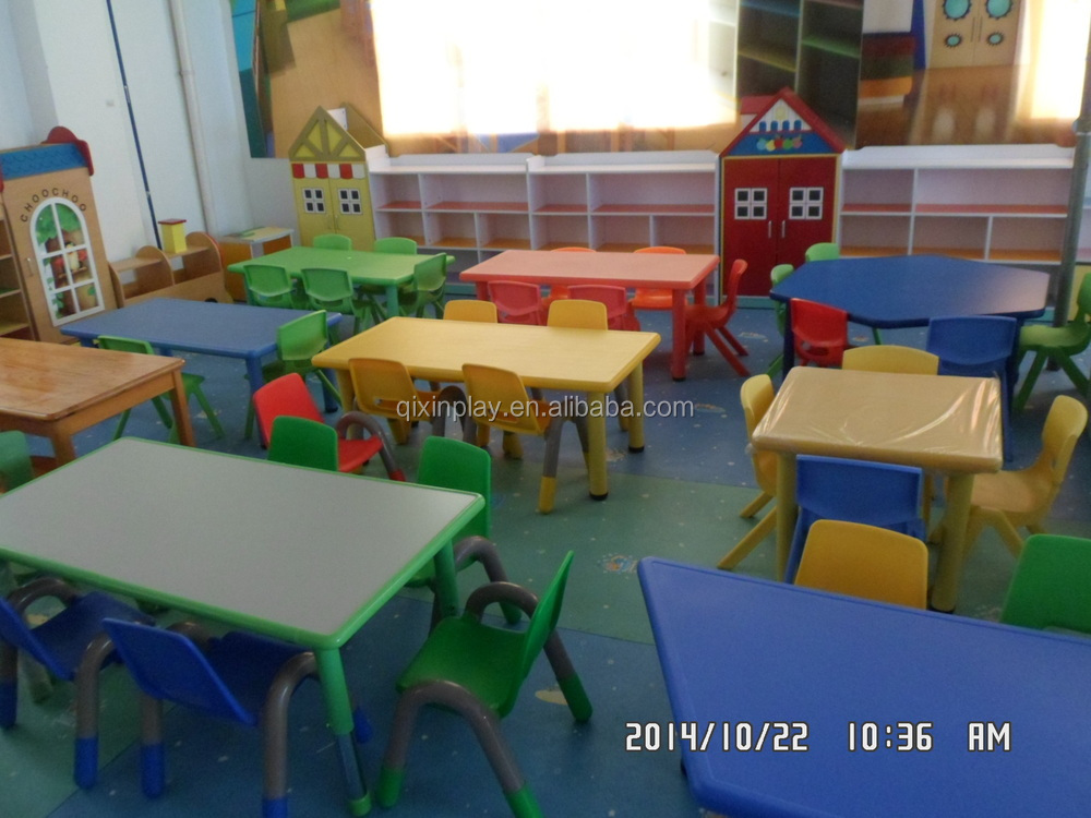 plastic table and chairs.JPG