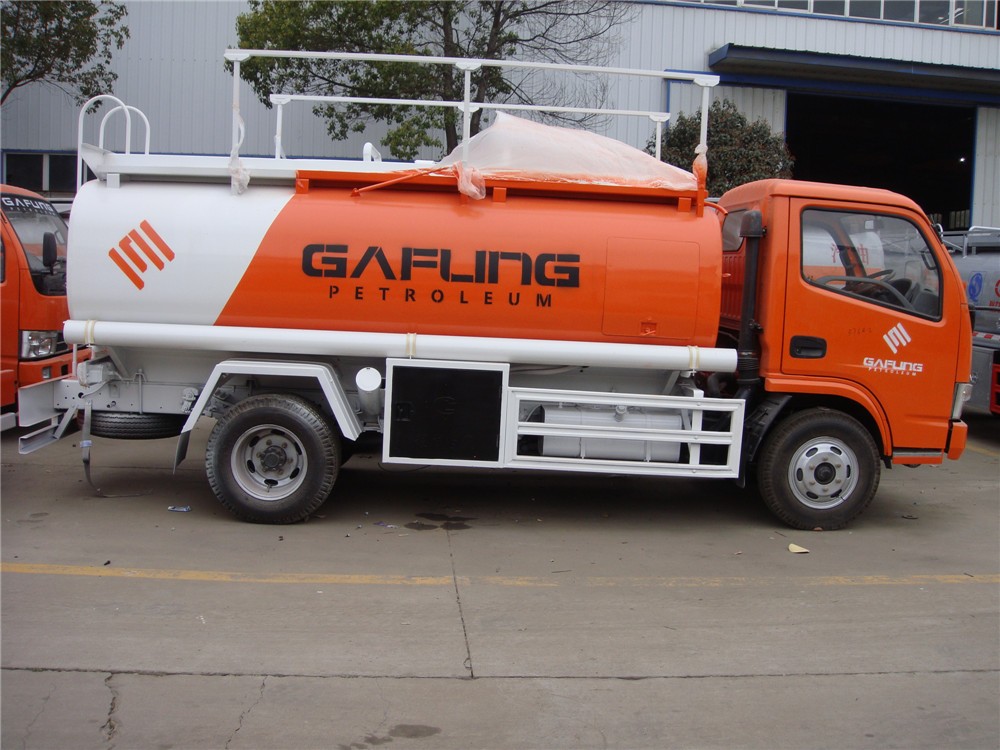 5000 Liters Capacity Mini Fuel Tanker Trucks With Fuel Filling Machine