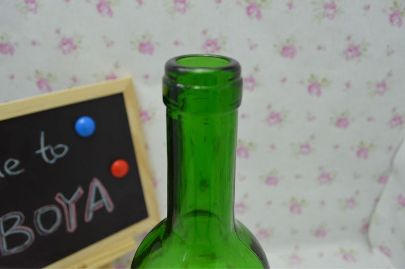 750ml Green Red wine bottle with cork