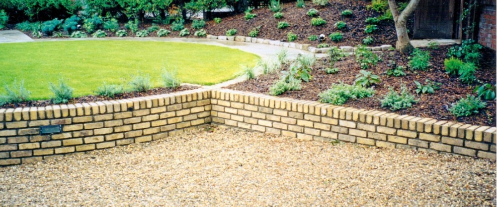 brick-wall-capping-gravel-pebble-garden-drainage-landscape-gardener-landscaping-company-landscapers-driveway-hedging-flower-beds-planting-raised-garden-lighting-west-sussex-1100x460_c.jpg