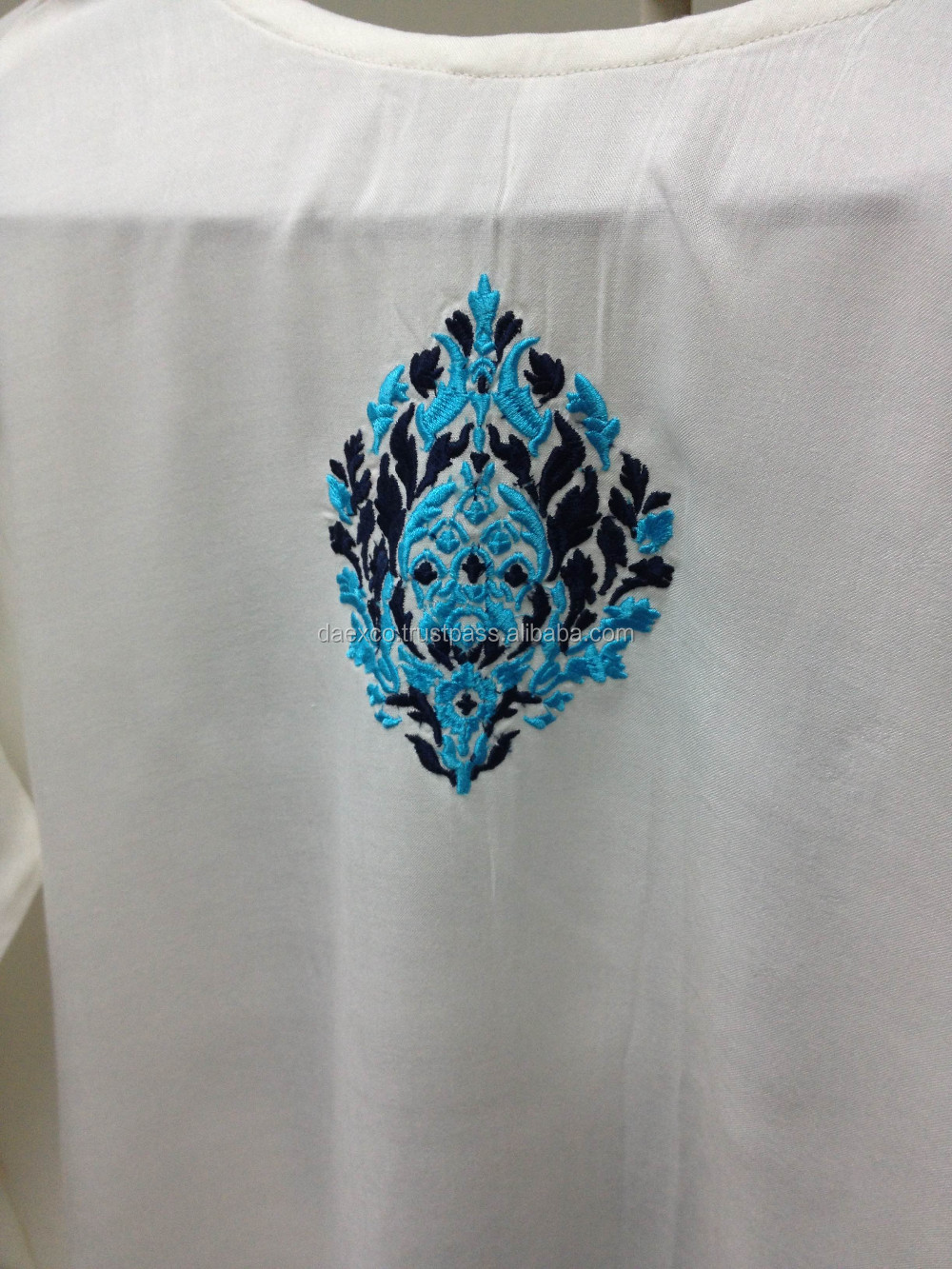 青とターコイズ刺繍入り白チュニックカフタン仕入れ・メーカー・工場